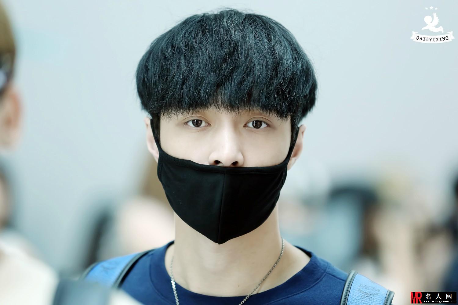 EXO张艺兴2014年7月现身黄花机场阳光帅气(1)