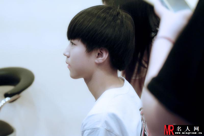 TFBOYS王俊凯生活照 小正太被御姐挑逗(1)