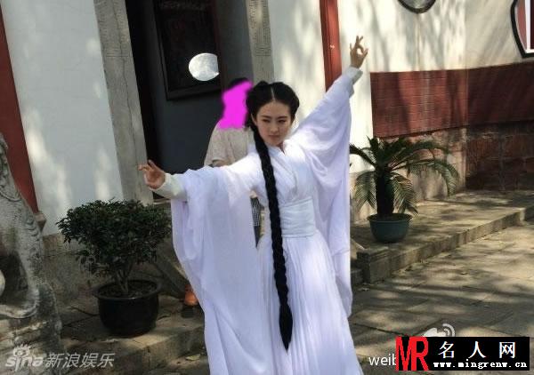 武汉美女cos小龙女神似刘亦菲 白衣飘飘获赞(1)