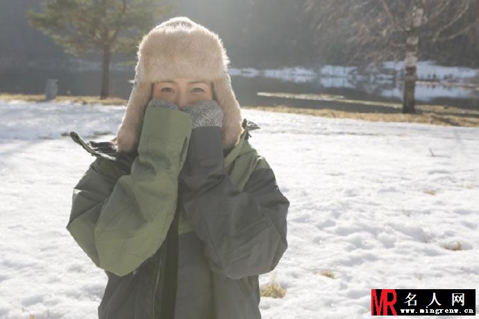 陈妍希置身雪海 剔透雪肌令人羡慕(1)
