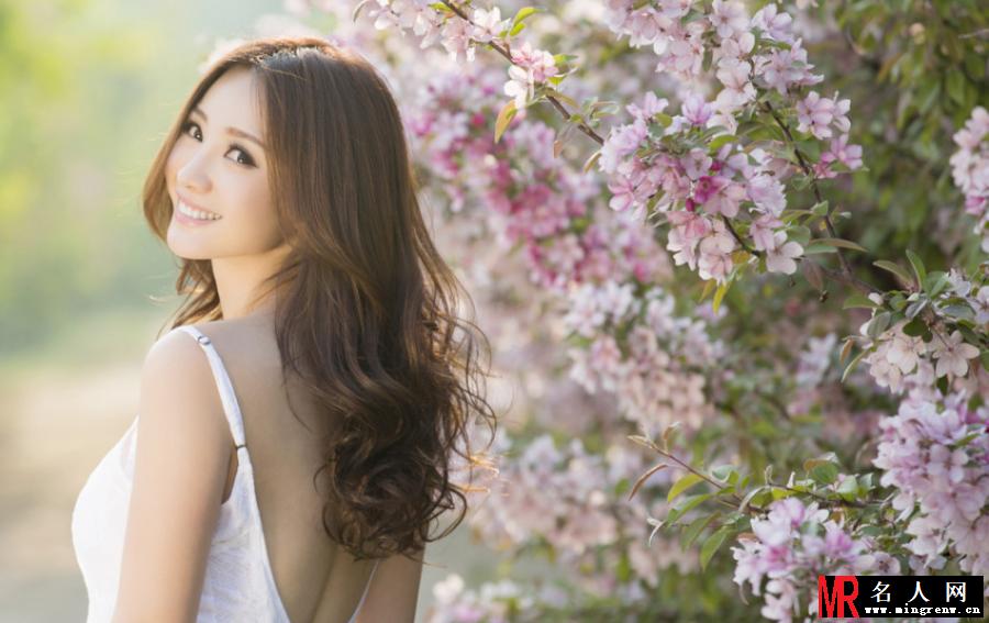 柳岩脱衣秀身姿 性感美背极致诱惑(1)