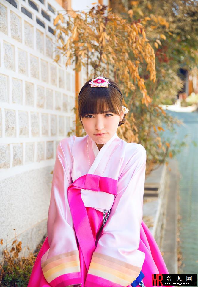 金莎韩服写真 嘟嘴卖萌讨喜(1)