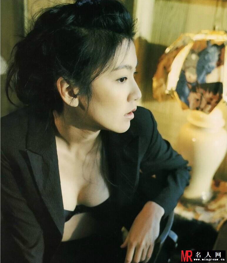 林熙蕾性感叛逆写真 酥胸半露火辣诱人(1)
