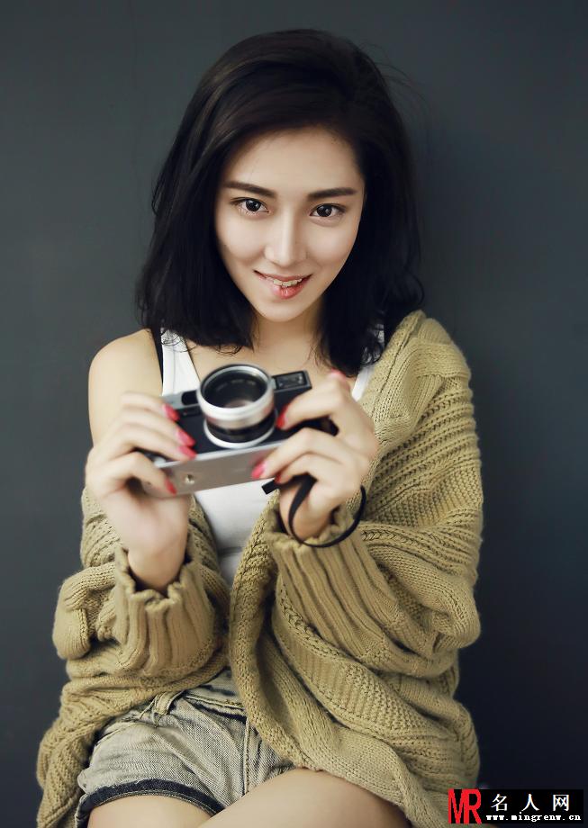 菅韧姿慵懒写真 低眉浅笑展迷人气质(1)