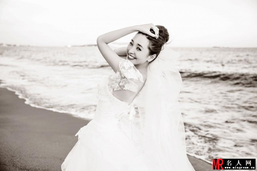 金莎曝唯美婚纱写真 浪漫海边期待出嫁(1)
