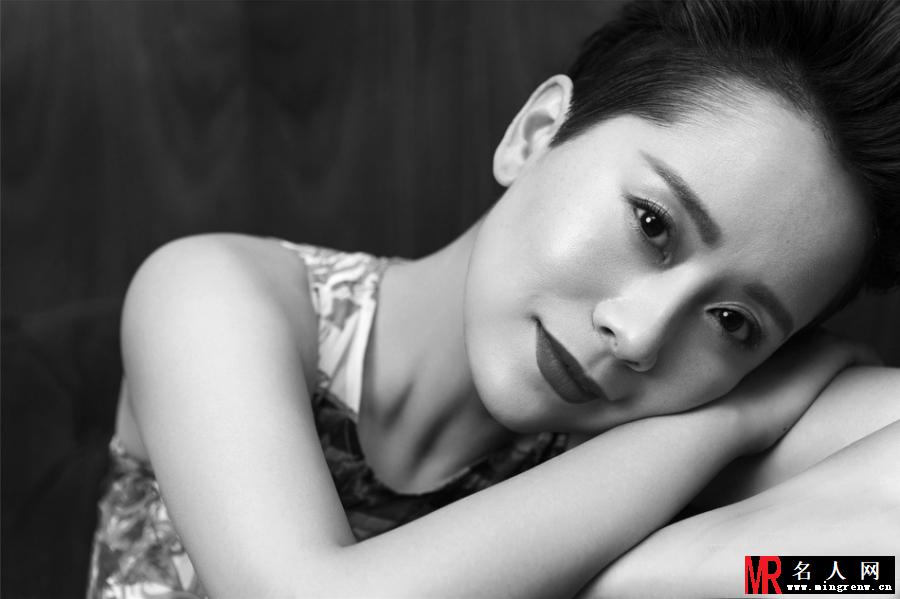 海清时尚黑白大片 柔和神态彰显娇小妩媚(1)