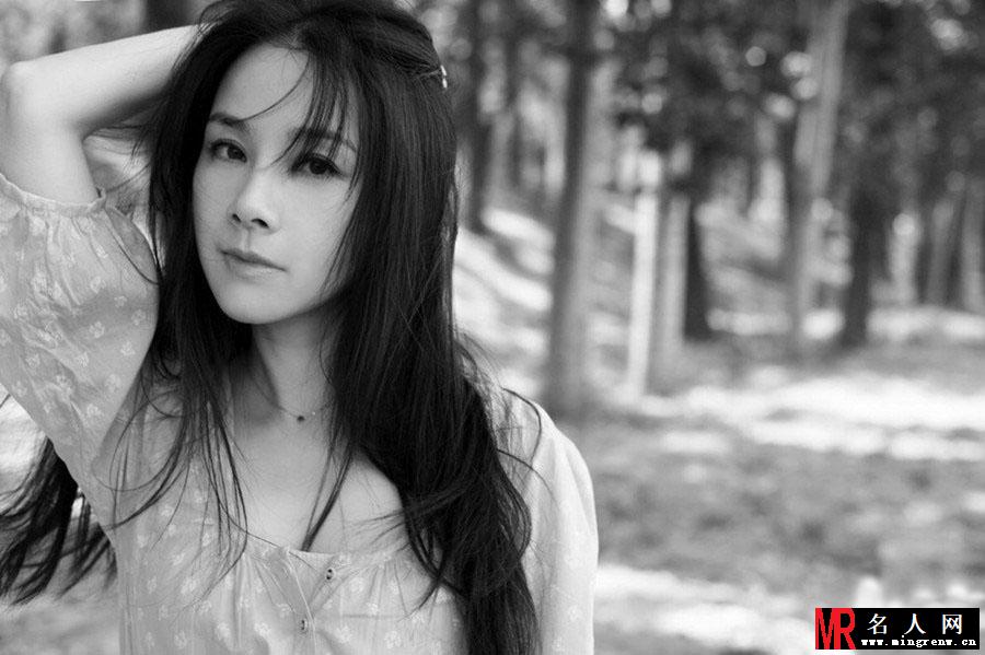 何琳黑白时尚写真 凌乱长发另类妩媚(1)