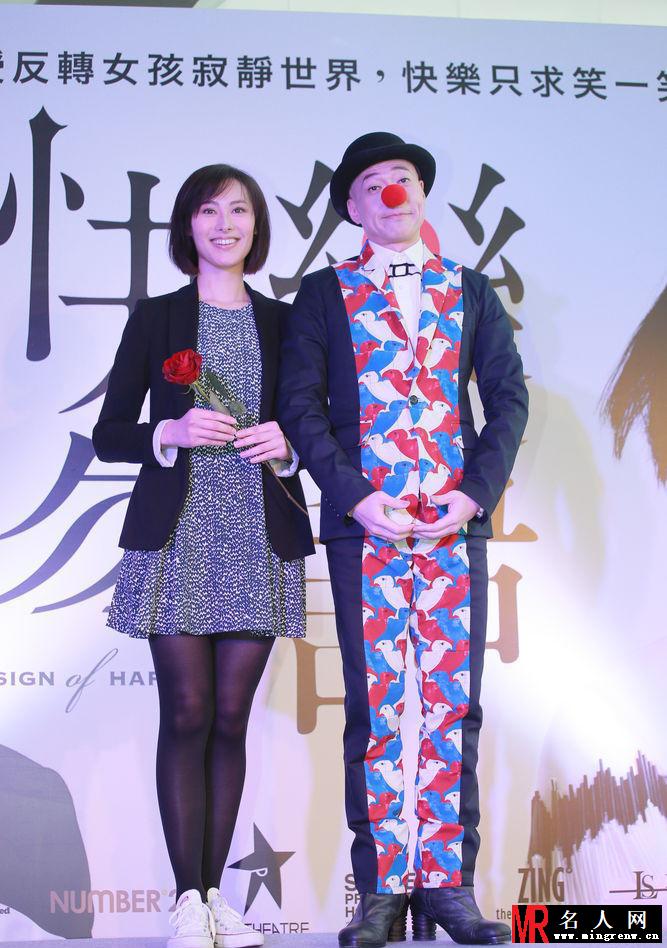 梁洛施着黑丝娇俏亮相 落座不慎尴尬走光(1)