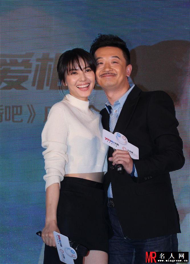 高圆圆着超短裙防偷拍 美腿惊现瘀青(1)