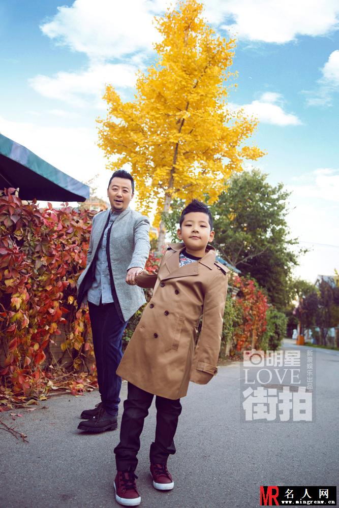 爸爸去哪儿郭涛与儿子石头亲子街拍大片曝光(1)