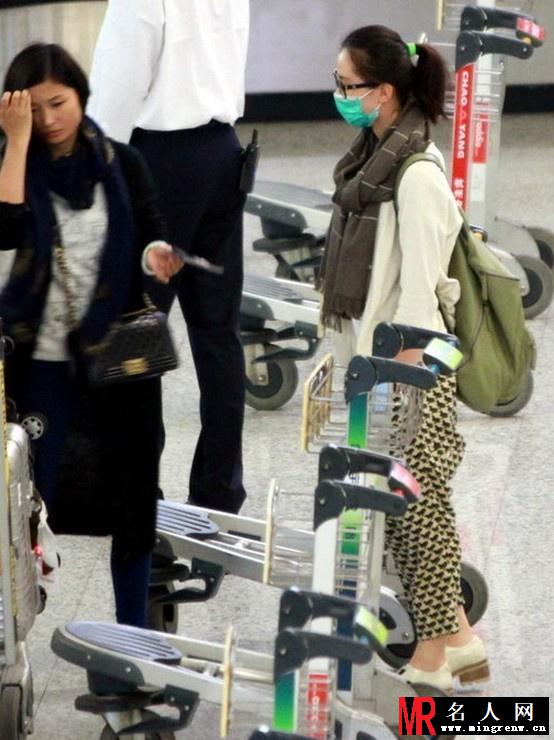 刘诗诗机场被偷拍照曝光 戴口罩遮不住明星范(1)