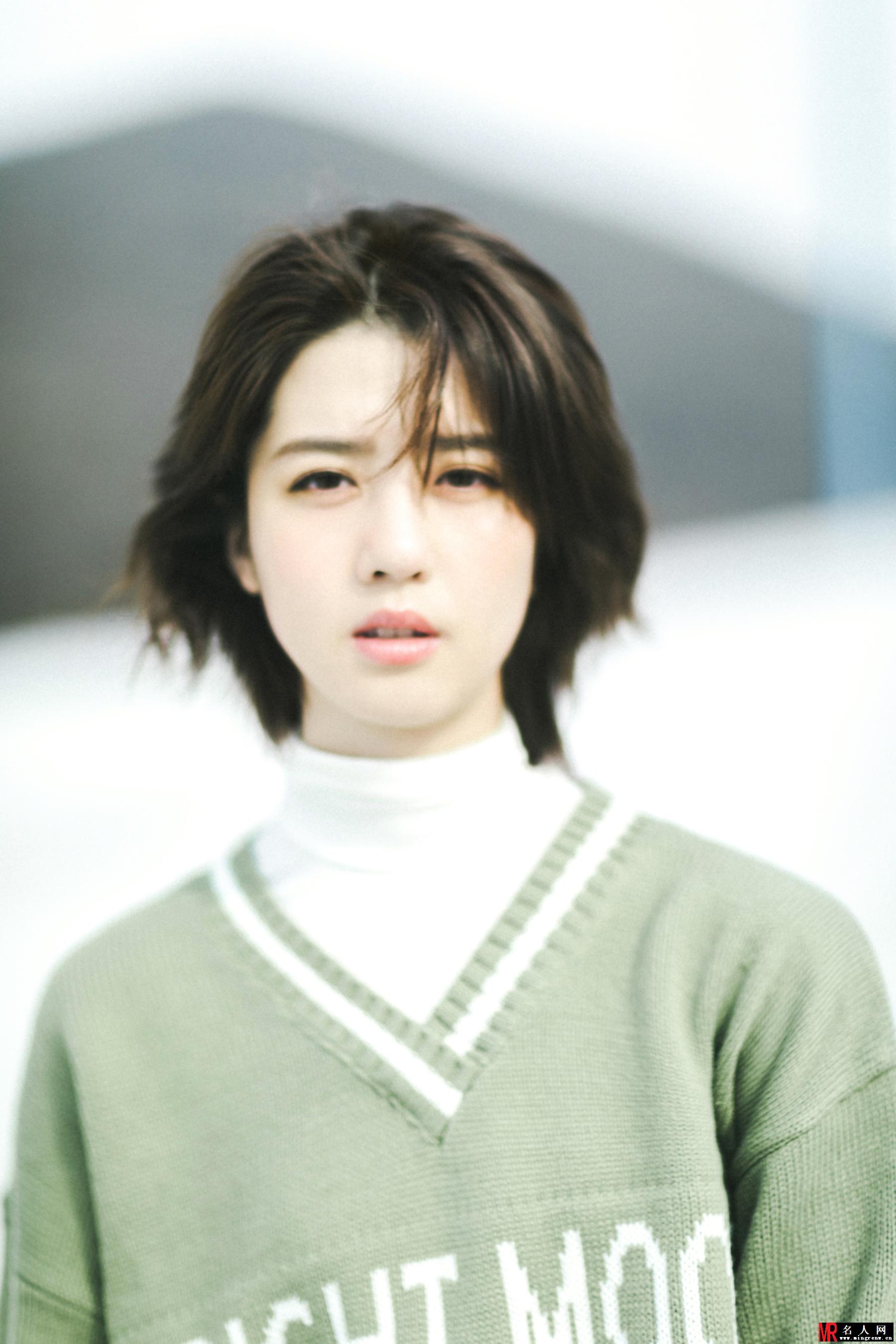 李凯馨雪中写真 抹茶绿毛衣温暖又文艺(1)