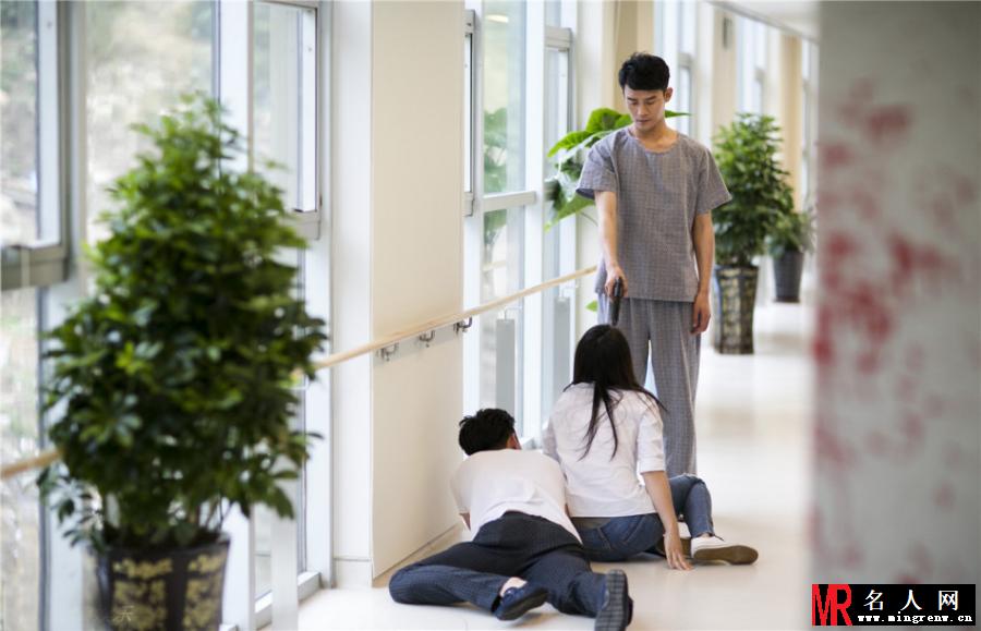 《他来了请闭眼》最新剧照 王凯自虐观众心疼(1)