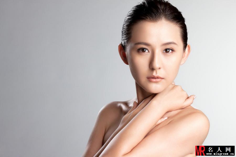 热依扎裸妆写真 大秀修长美腿(1)
