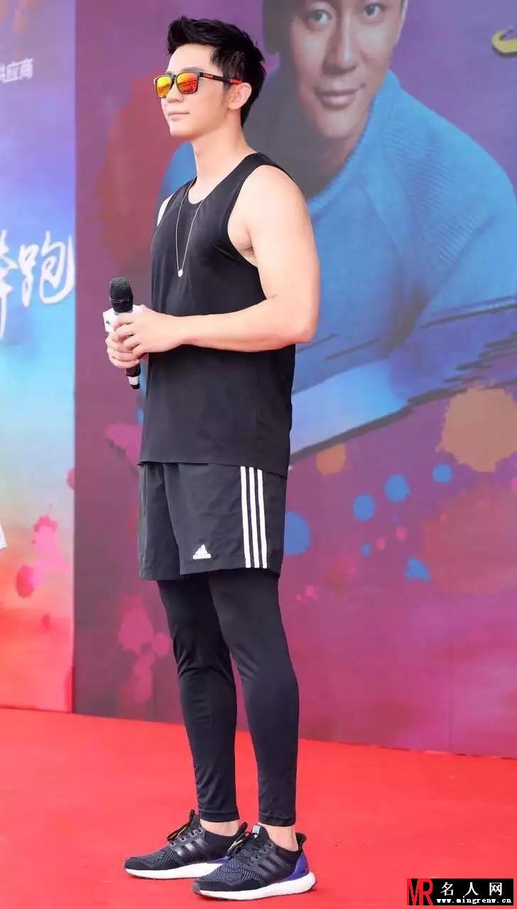 李晨现身《福之州 青之运》跑步活动秀胸肌(1)