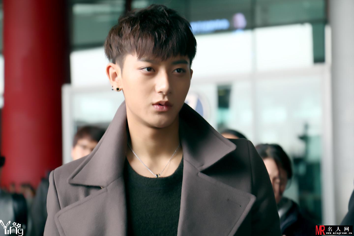 2014年11月EXO韩国金浦飞往北京机场帅气写真黄子韬图片写真(1)