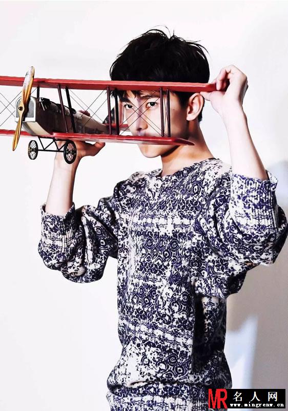杨洋EasyIdol鬼马写真 演绎时尚轻熟男(1)