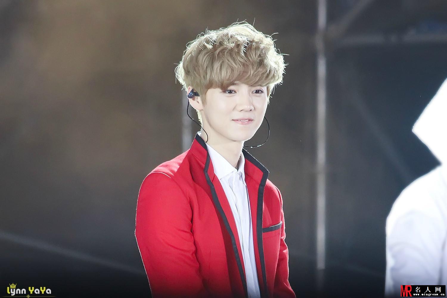 鹿晗2014年与EXO众成员韩国一巡演唱会 红色西装童颜可爱(1)