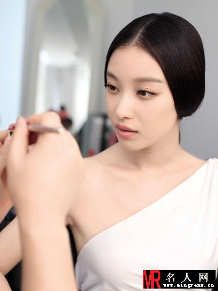倪妮登《健康与美容》杂志 神情呆萌招人喜爱(1)