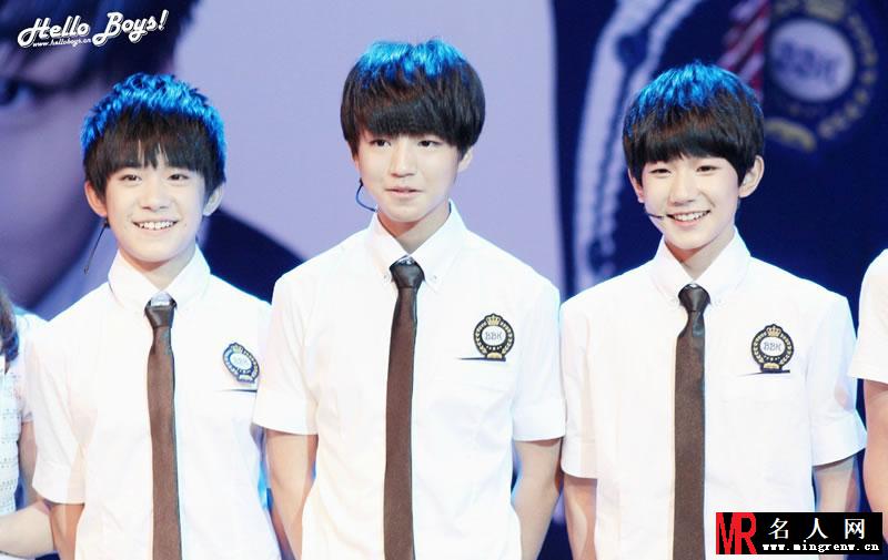 TFBOYS步步高家教机重庆见面会 易烊千玺大展书法(1)