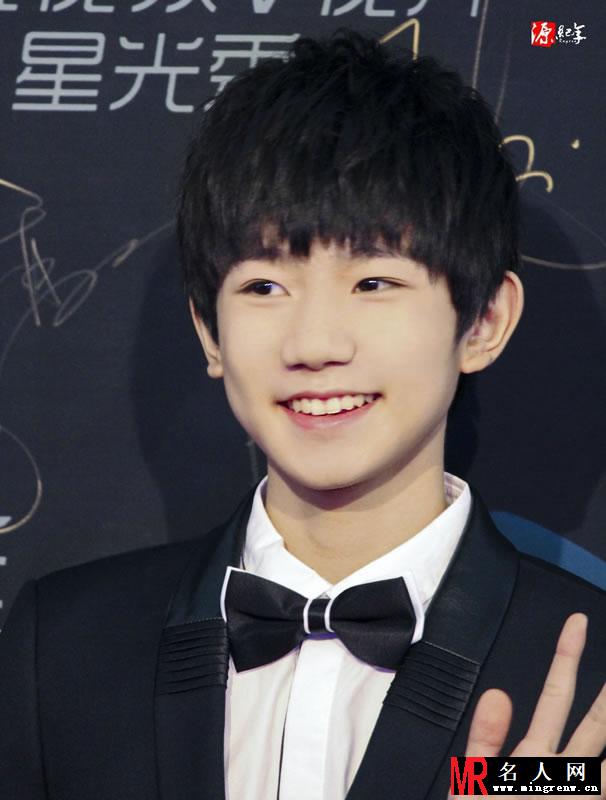 TFBOYS腾讯V视界 王源黑色礼服微笑甜美(1)