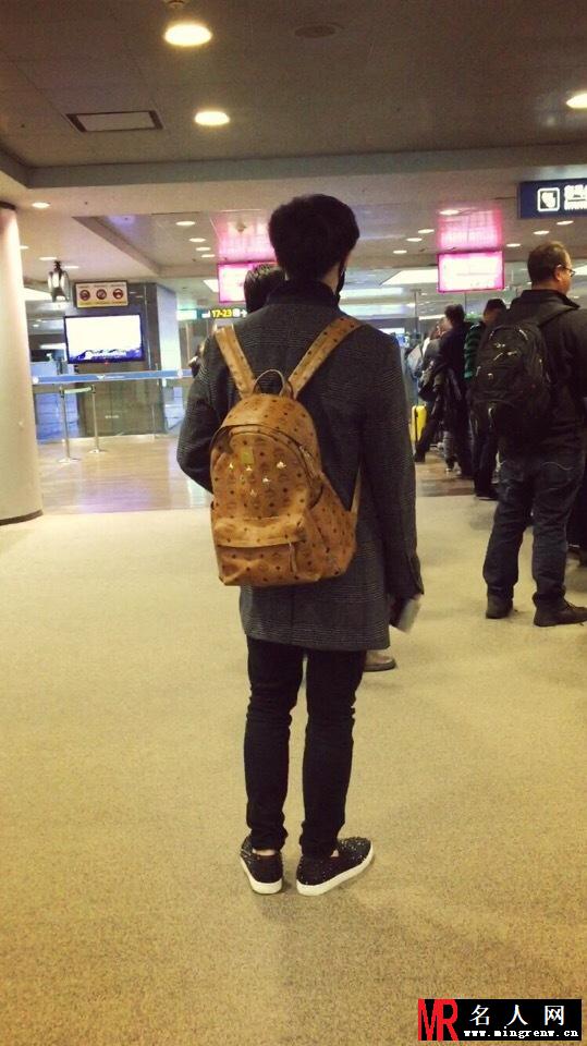 EXO张艺兴2014年12月机场写真 韩国赴香港时尚帅气(1)