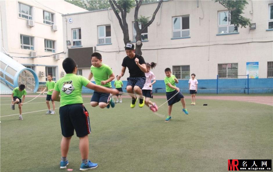 邓超到小学当“插班生”跟小学生玩撕名牌(1)