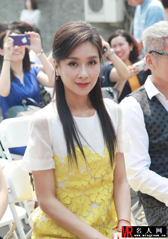 杨恭如出席公益活动 烈日下依旧淡雅迷人(1)