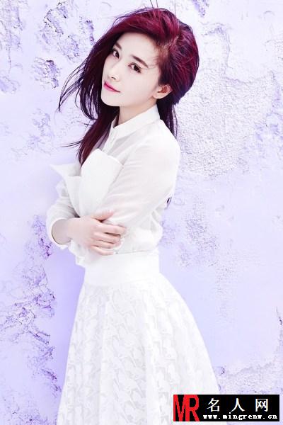 阚清子清爽写真 红发白衬衫散发迷人气息(1)