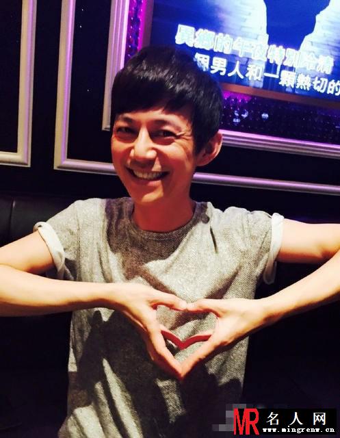 何炅41岁生日自拍 黄晓明baby现身祝贺(1)