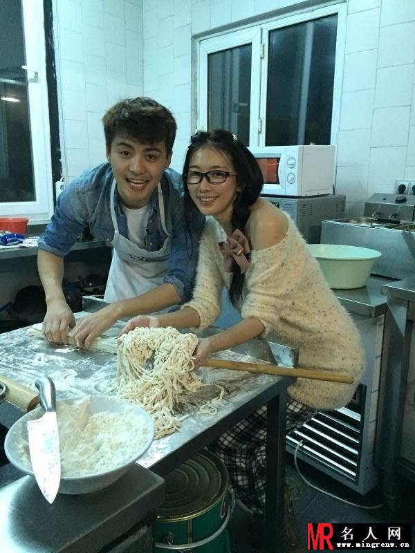 马天宇贴身照顾林志玲 甜蜜做饭举止亲密(1)