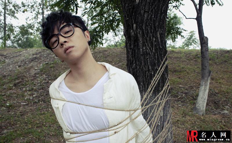 华晨宇新曲MV花絮曝光 谱写多角度人生(1)