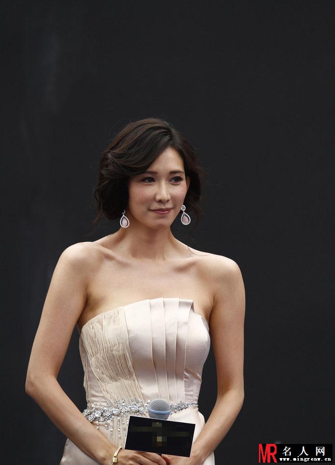 林志玲低胸装大展笑颜  女神范十足(1)