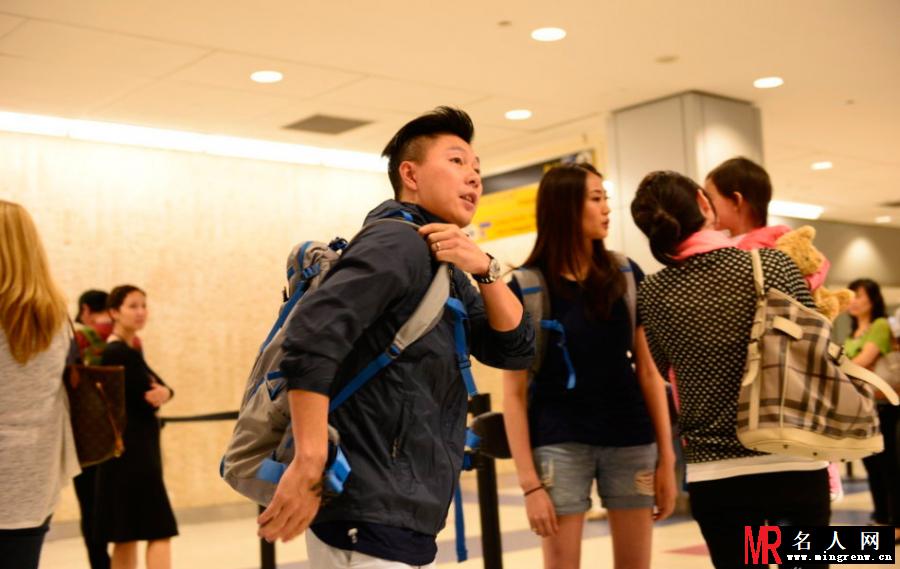 李小鹏一家现身机场 奥莉抱公仔露萌态(1)
