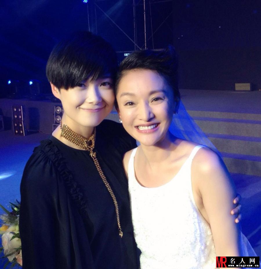 李宇春现身周迅婚礼 亲密合影交情好(1)