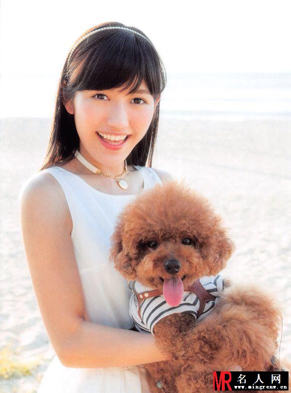 AKB48泳衣抱狗拍写真 比基尼难掩澎湃上围(1)