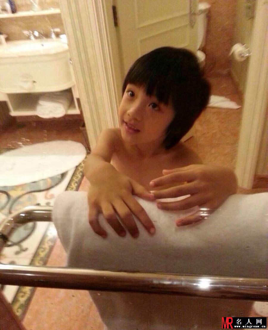 吴镇宇微博晒儿子哭照 网友直称费曼别哭(1)