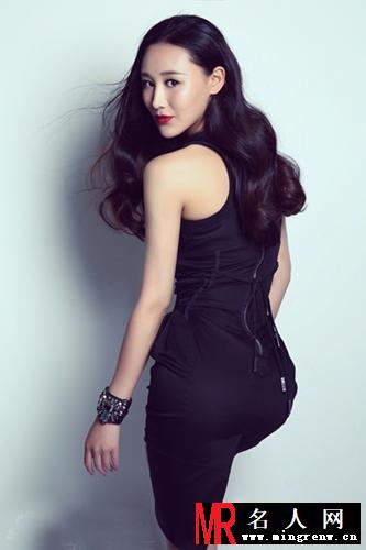 杜十五曝性感写真 收身小黑裙秀美臀(1)