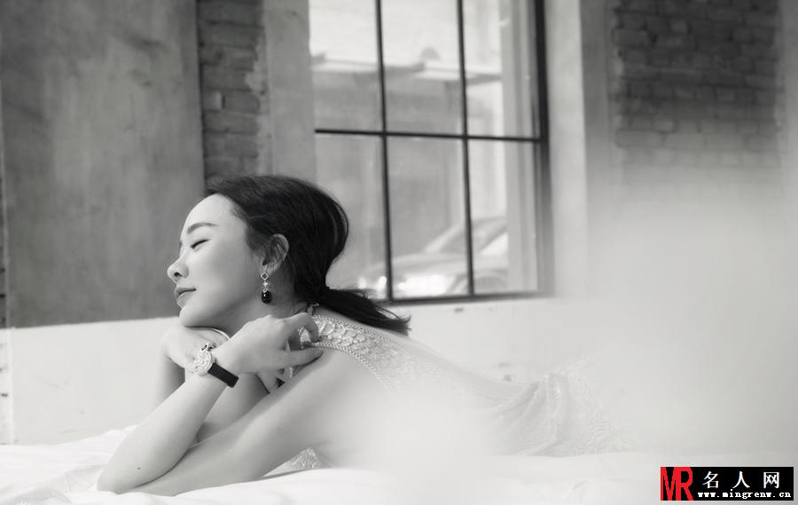 霍思燕产后复工拍摄杂志 优美线条慵懒迷人(1)