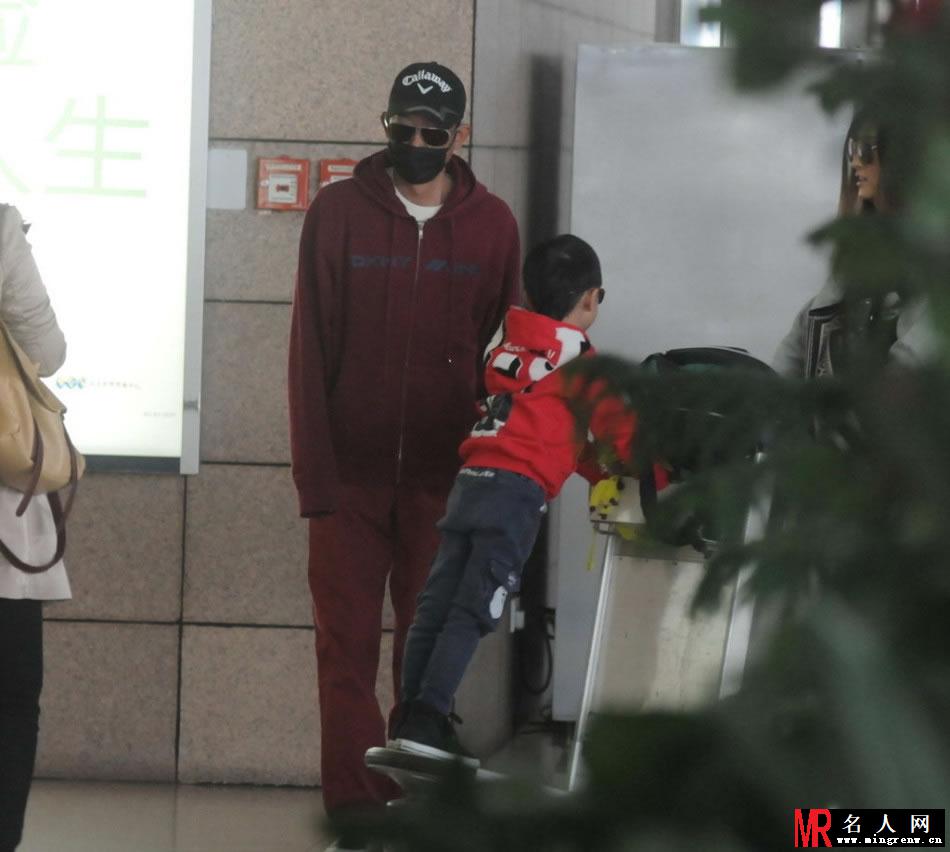 王志文携妻儿出行 眼镜口罩遮挡严实防偷拍(1)