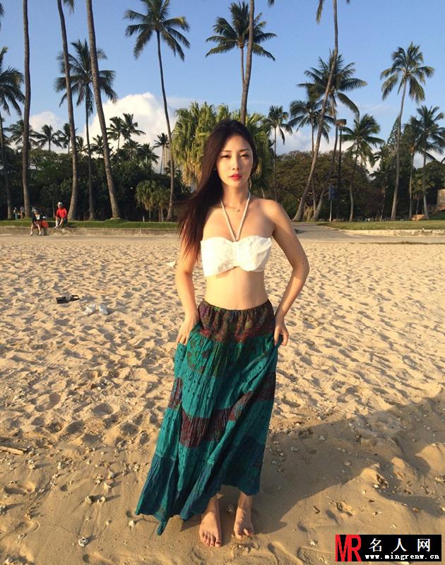 女神柳岩沙滩藏胸露腰 甜美妩媚海边倩影(1)