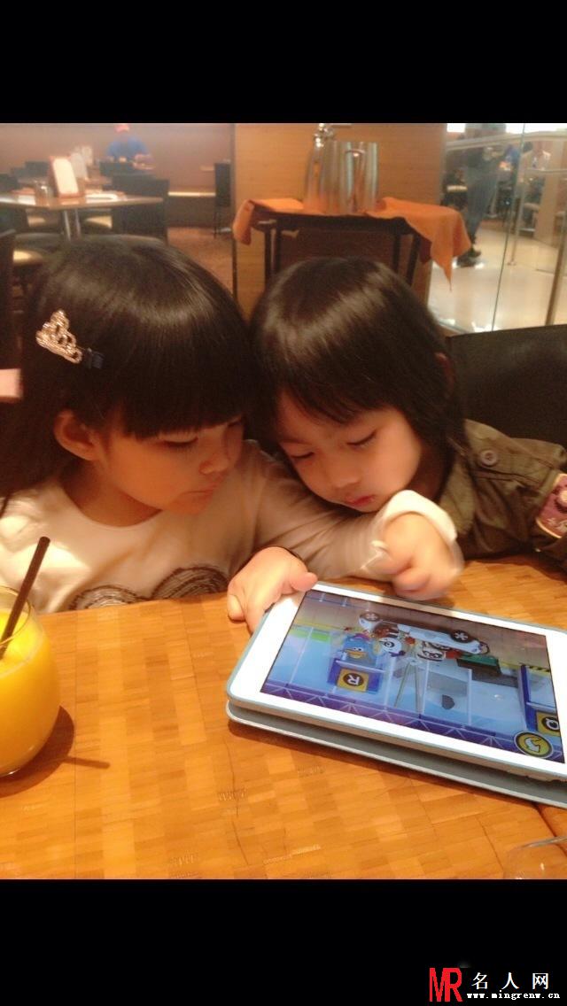 李湘晒美国过年照 Angela与Kimi亲密依偎(1)