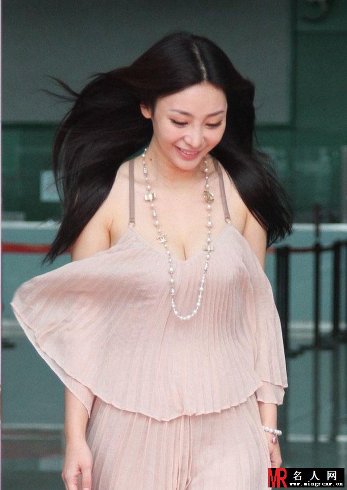 柳岩性感低胸秀豪乳 香肩微露女神范(1)