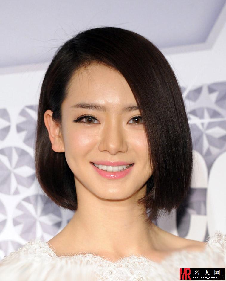 戚薇美艳亮相时尚新娘盛典 被曝出柜即将完婚(1)