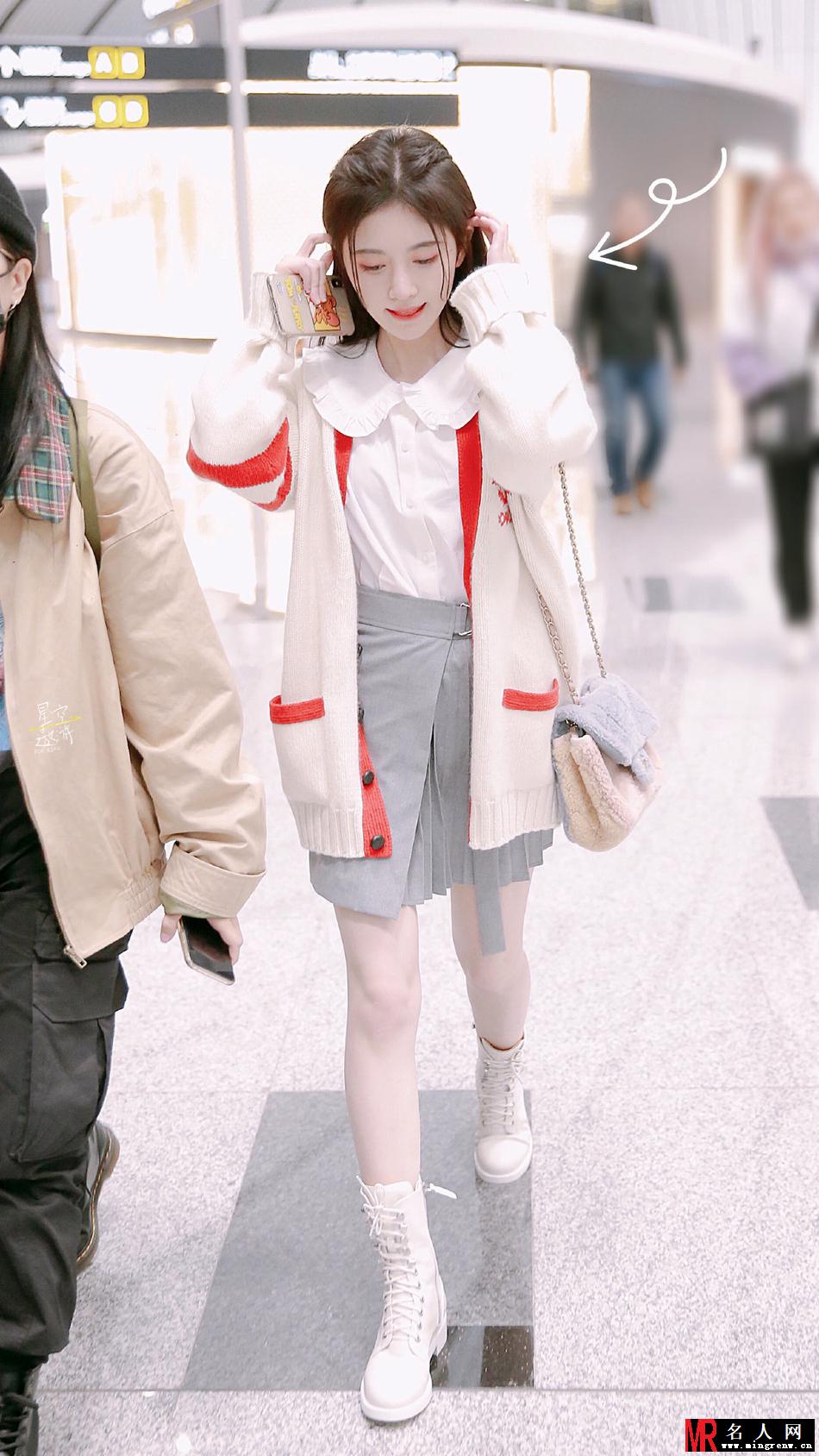 鞠婧祎清纯装扮现身机场 皮肤白皙吹弹可破(1)