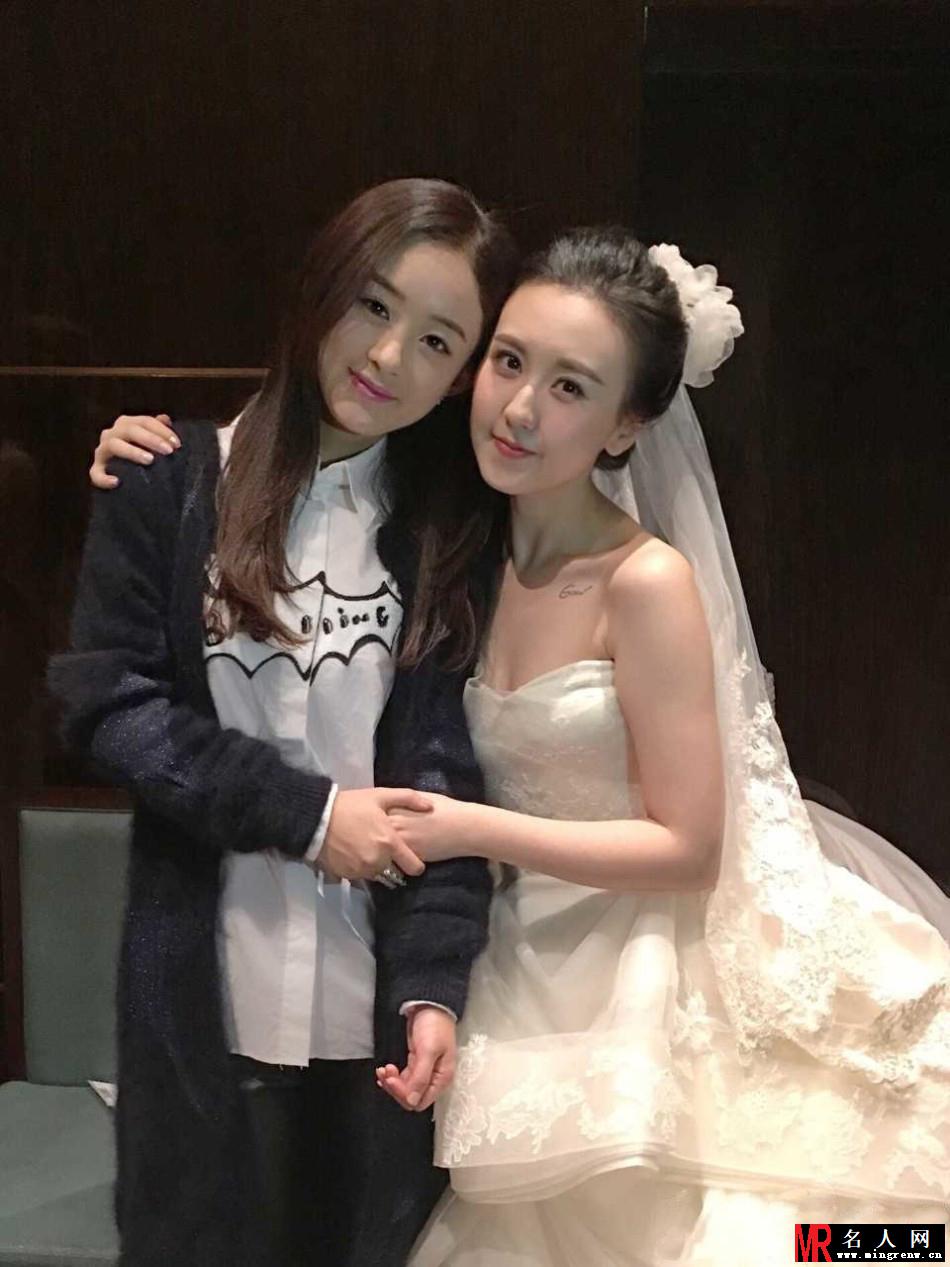 赵丽颖参加闺蜜婚礼晒自拍 开心接到捧花(1)
