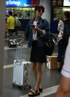 王丽坤机场玩手机 凉鞋潮包抢镜秀美腿(12P)