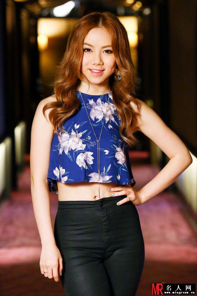 邓紫棋宣传活动酒店写真 脚踩恨天高示范甜美干练(1)