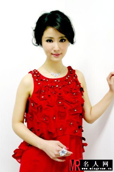 林心如红裙亮相艳压群芳 获华鼎奖最佳女配角(1)