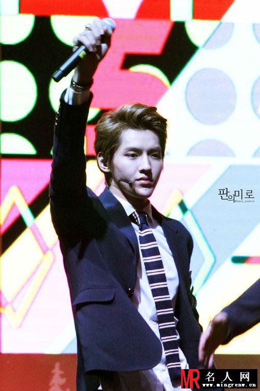 吴亦凡2013年亮相SKT日山公演与EXO众成员引爆全场激情(1)